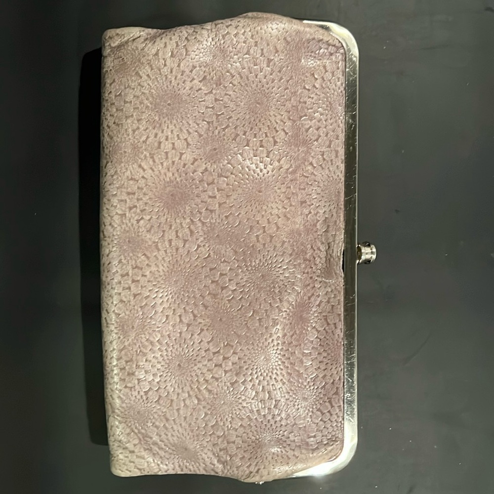 hobo lauren leather bifold clutch wallet Embossed gray/taupe.